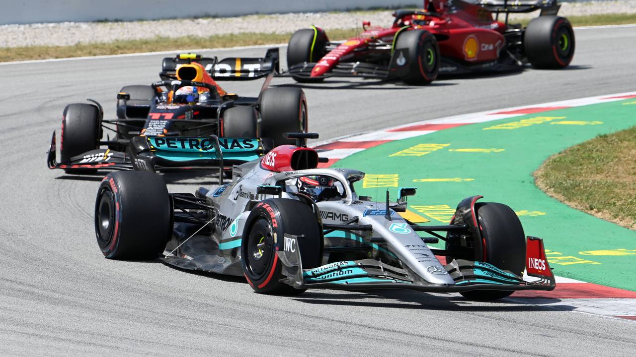 Die Autos von Mercedes, Red Bull und Ferrari im Dreikampf um die vorderen Plätze.