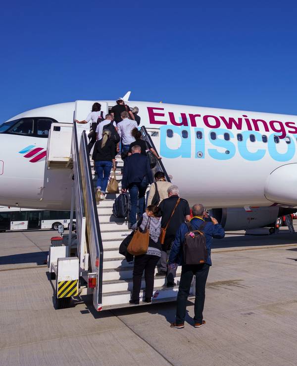 Passagierinnen und Passagiere betreten ein Eurowings-Flugzeug.