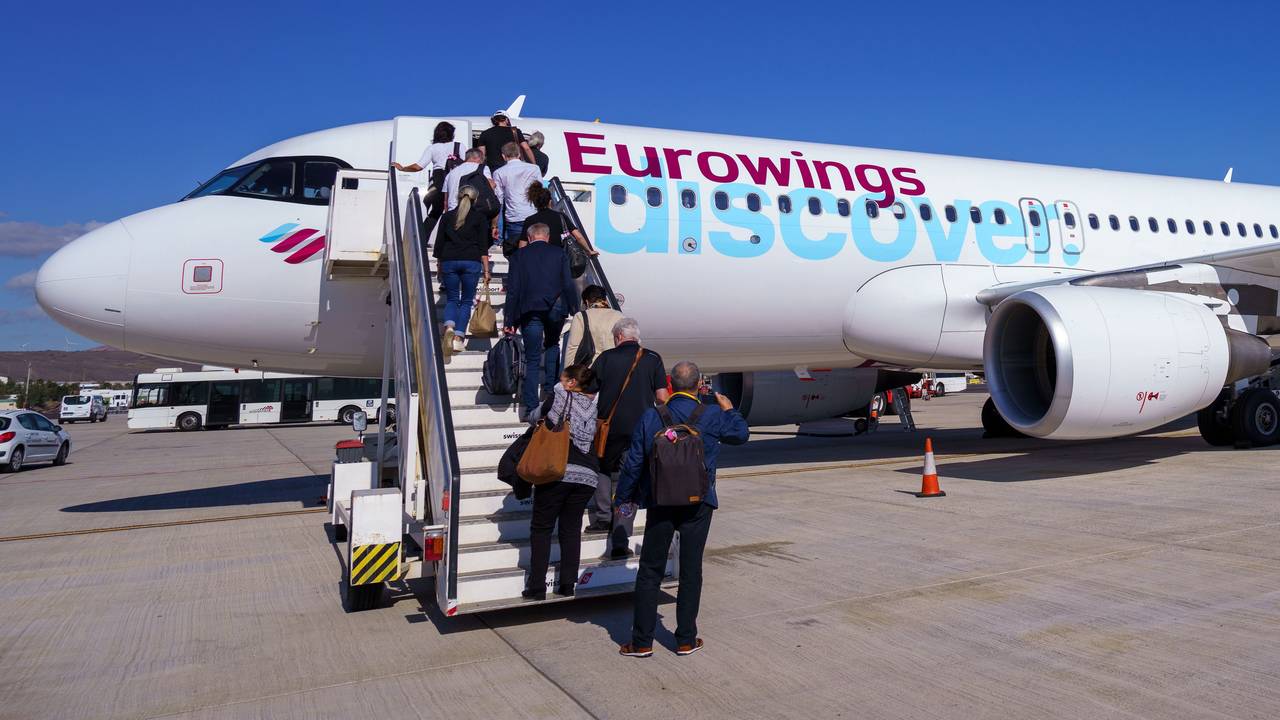 Passagierinnen und Passagiere betreten ein Eurowings-Flugzeug.