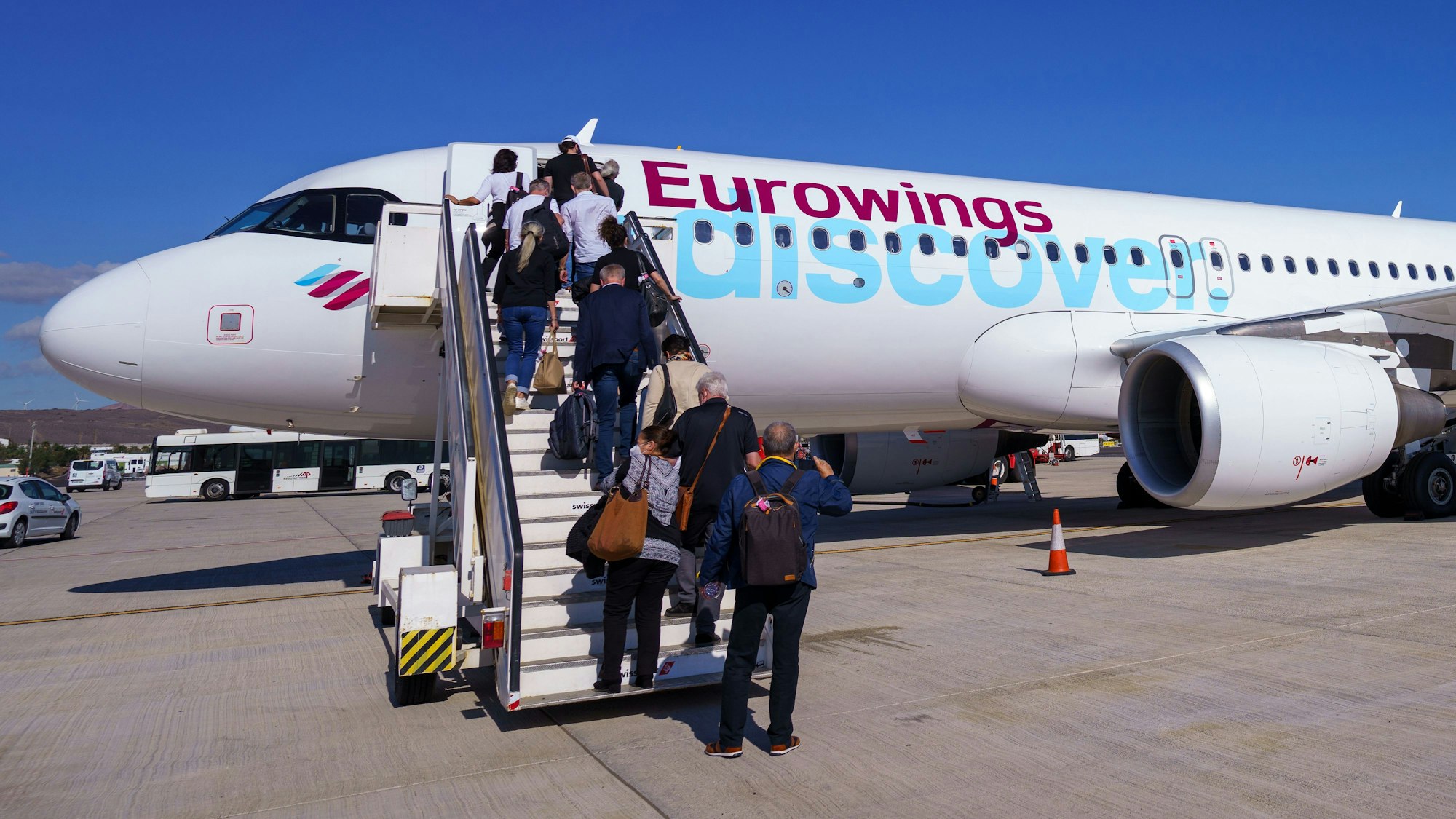 Passiere gehen an Bord einer Maschine der Fluggesellschaft „Eurowings Discover“.
