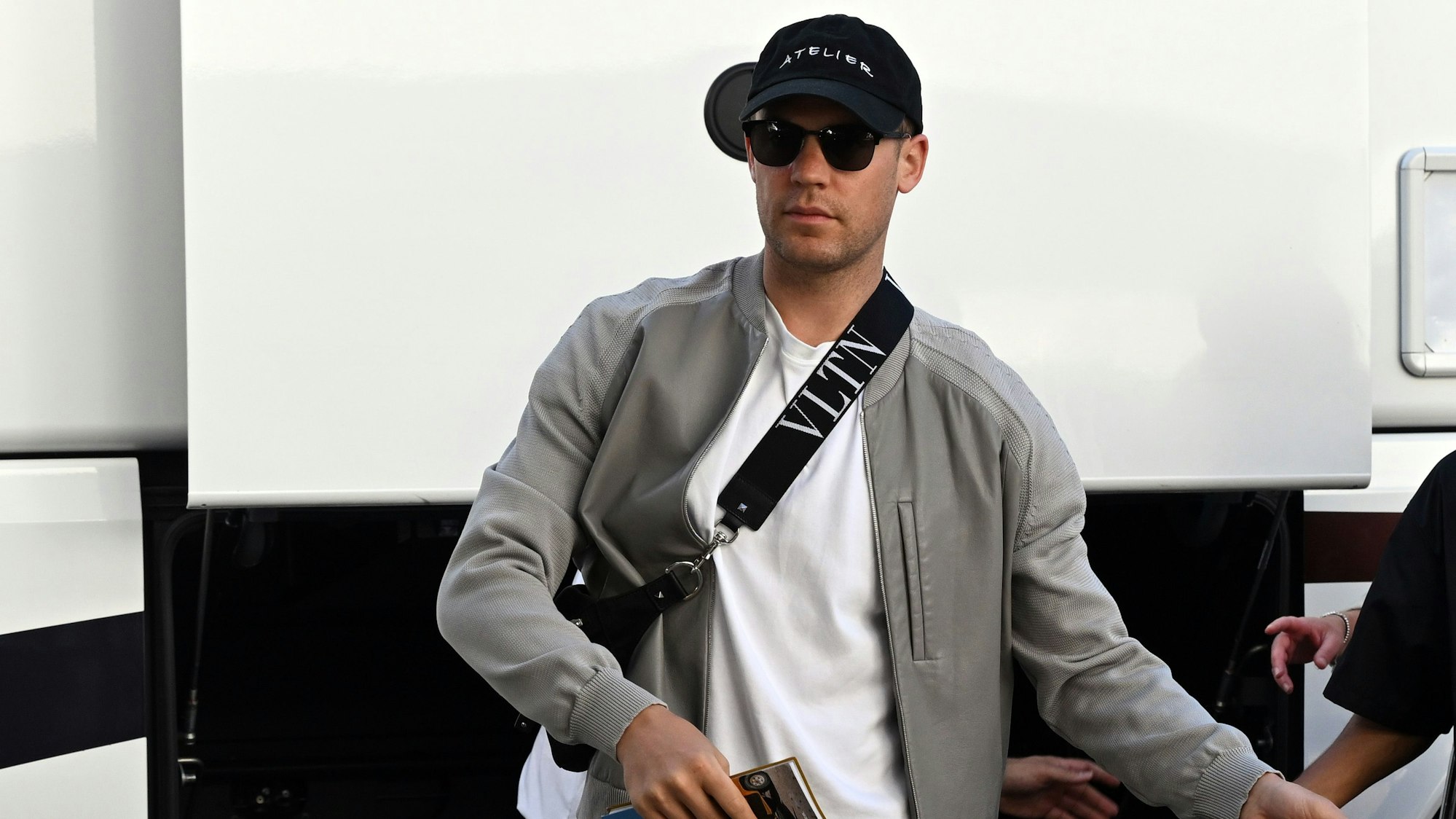 DFB-Keeper Manuel Neuer, hier bei seiner Ankunft vor dem Teamhotel am 23. Mai 2022 in Marbella.