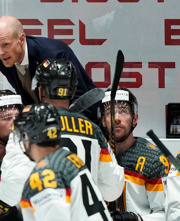 Toni Söderholm spricht während der Eishockey-WM zur Mannschaft.