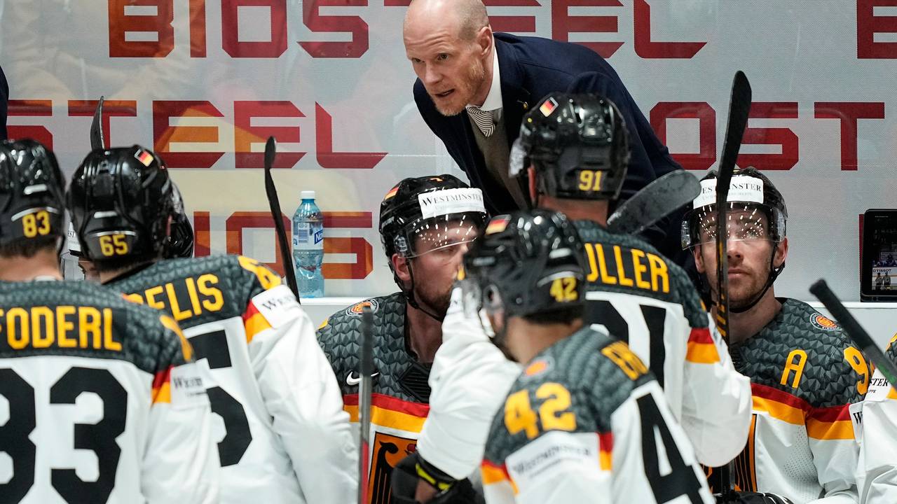 Toni Söderholm spricht während der Eishockey-WM zur Mannschaft.
