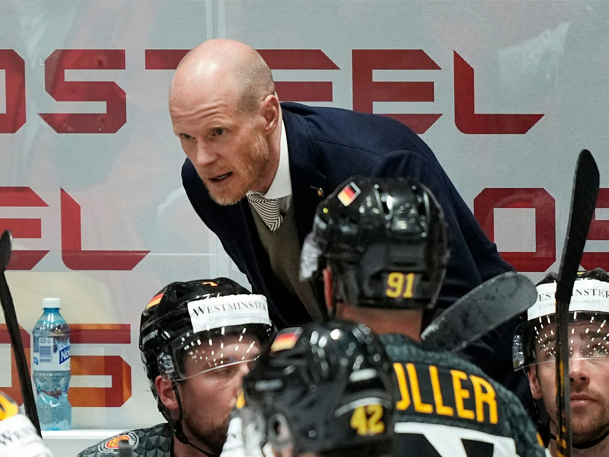 Toni Söderholm spricht während der Eishockey-WM zur Mannschaft.