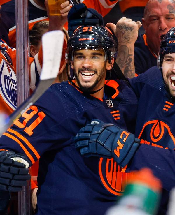 Evander Kane (links) und Cody Ceci bejubeln den Sieg der Edmonton Oilers am 22. Mai 2022 gegen die Calgary Flames.