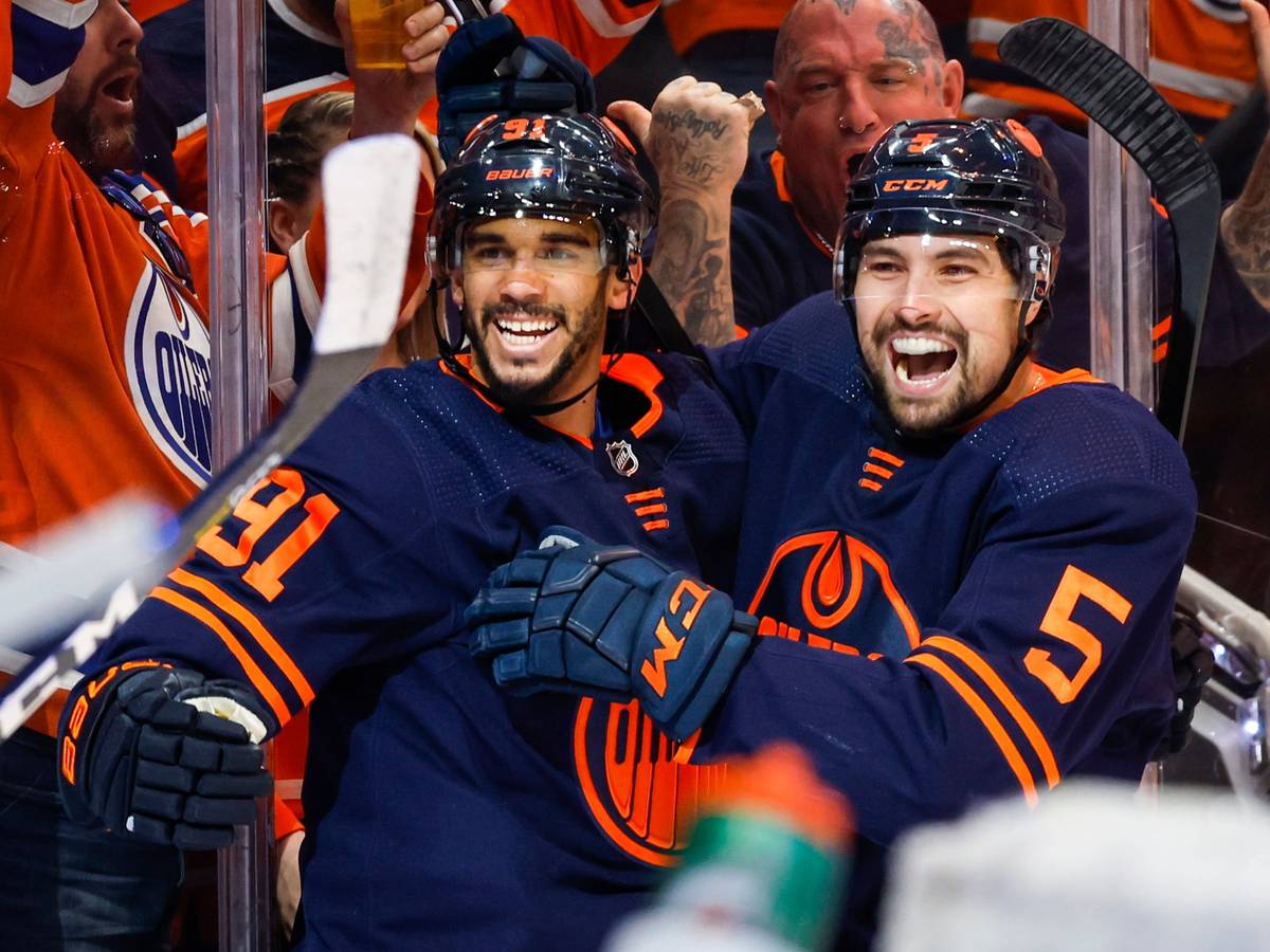 Evander Kane (links) und Cody Ceci bejubeln den Sieg der Edmonton Oilers am 22. Mai 2022 gegen die Calgary Flames.