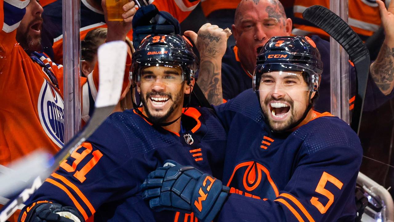 Evander Kane (links) und Cody Ceci bejubeln den Sieg der Edmonton Oilers am 22. Mai 2022 gegen die Calgary Flames.