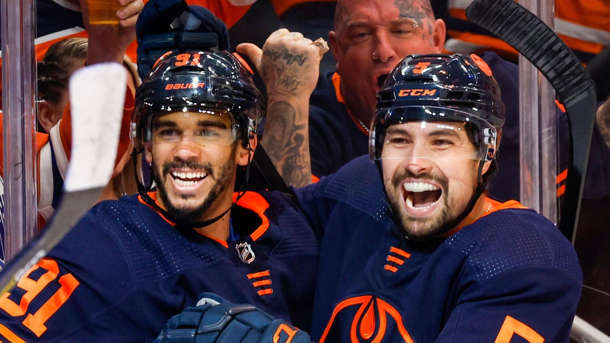 Evander Kane (links) und Cody Ceci bejubeln den Sieg der Edmonton Oilers am 22. Mai 2022 gegen die Calgary Flames.