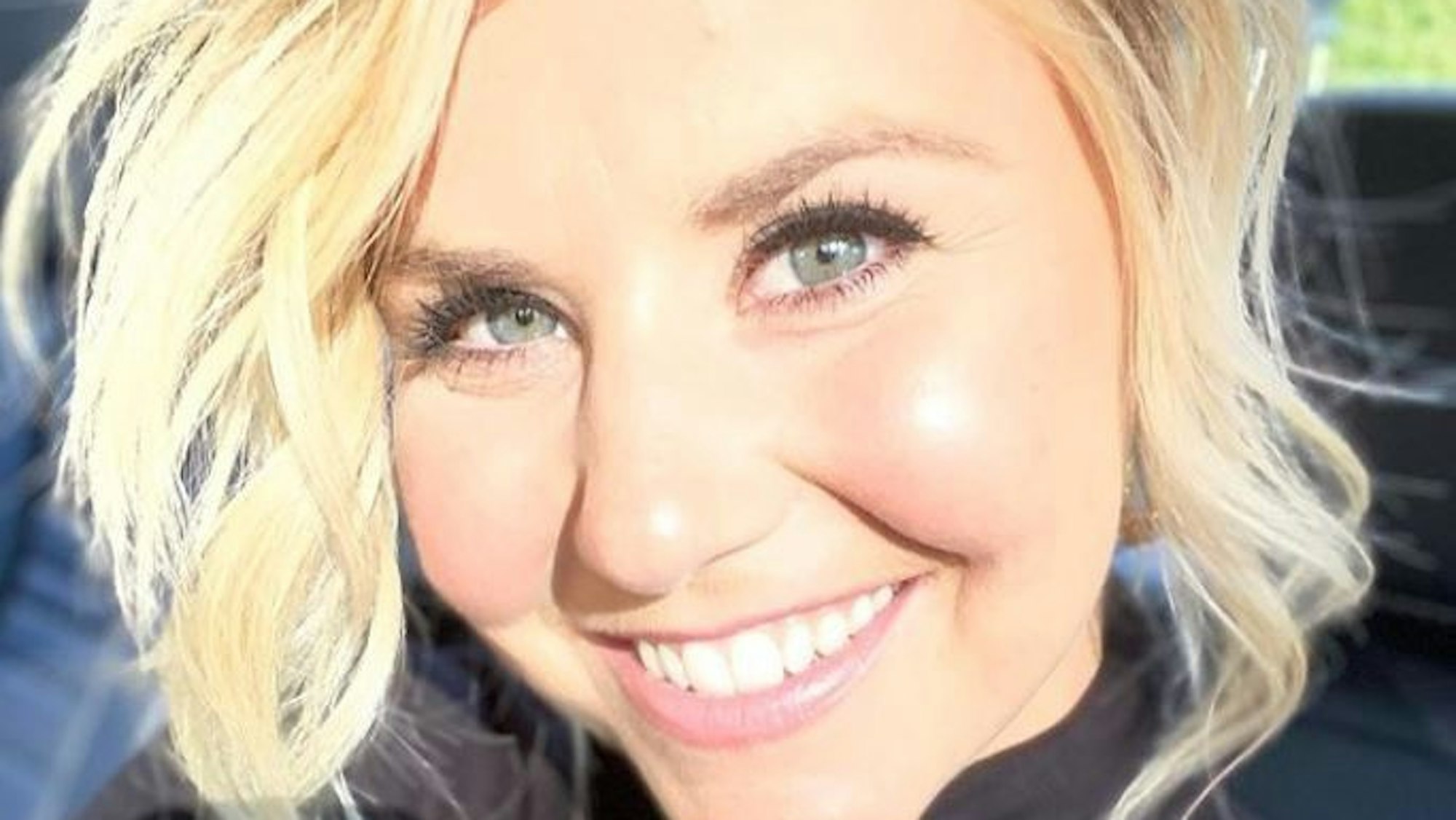 Beatrice Egli lächelt für ein Selfie in die Kamera.