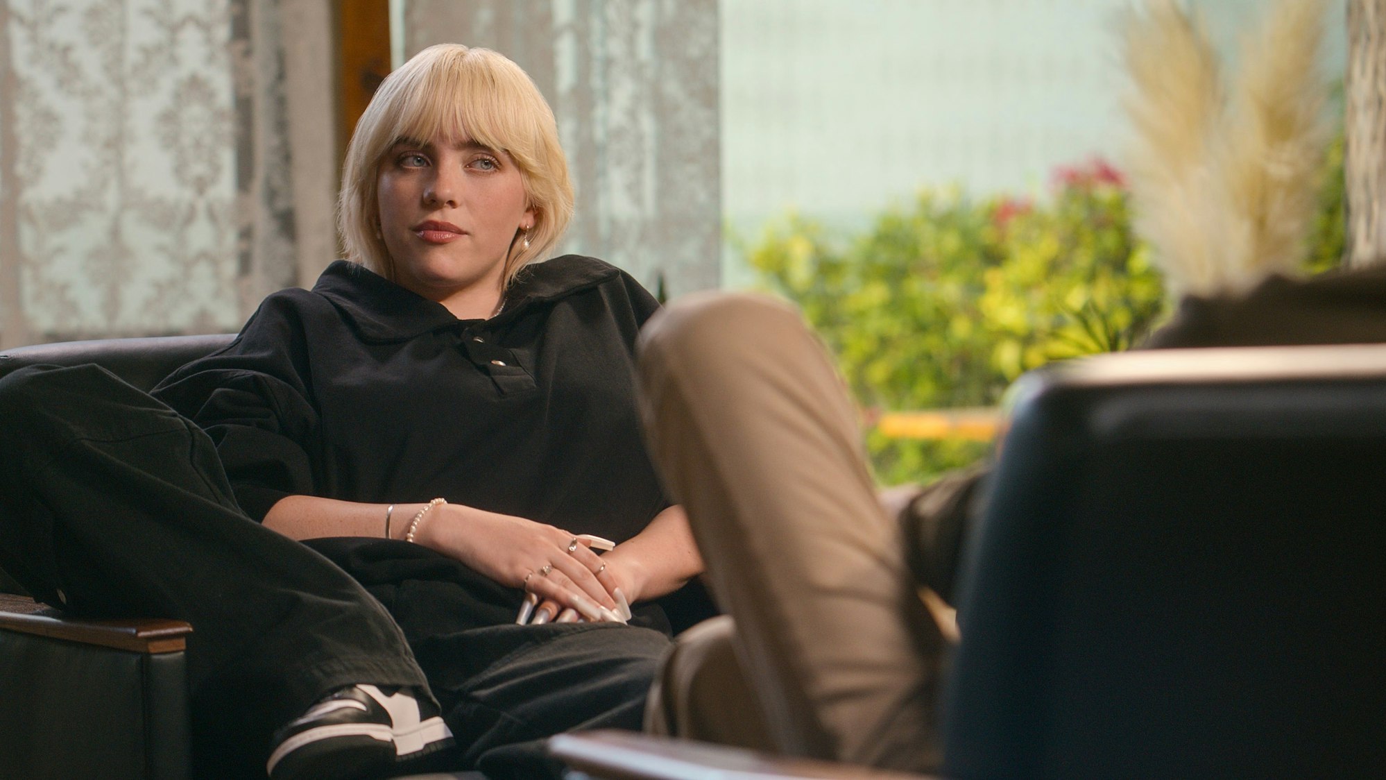 Popstar Billie Eilish sprach in der Talkshow von David Letterman offen über ihr Tourette-Syndrom.