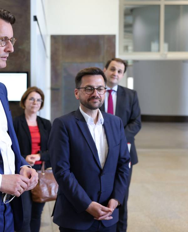 Ministerpräsident Hendrik Wüst und SPD-Landeschef Thomas Kutschaty stehen bei ihrem Treffen am 23. Mai 2022 nebeneinander.