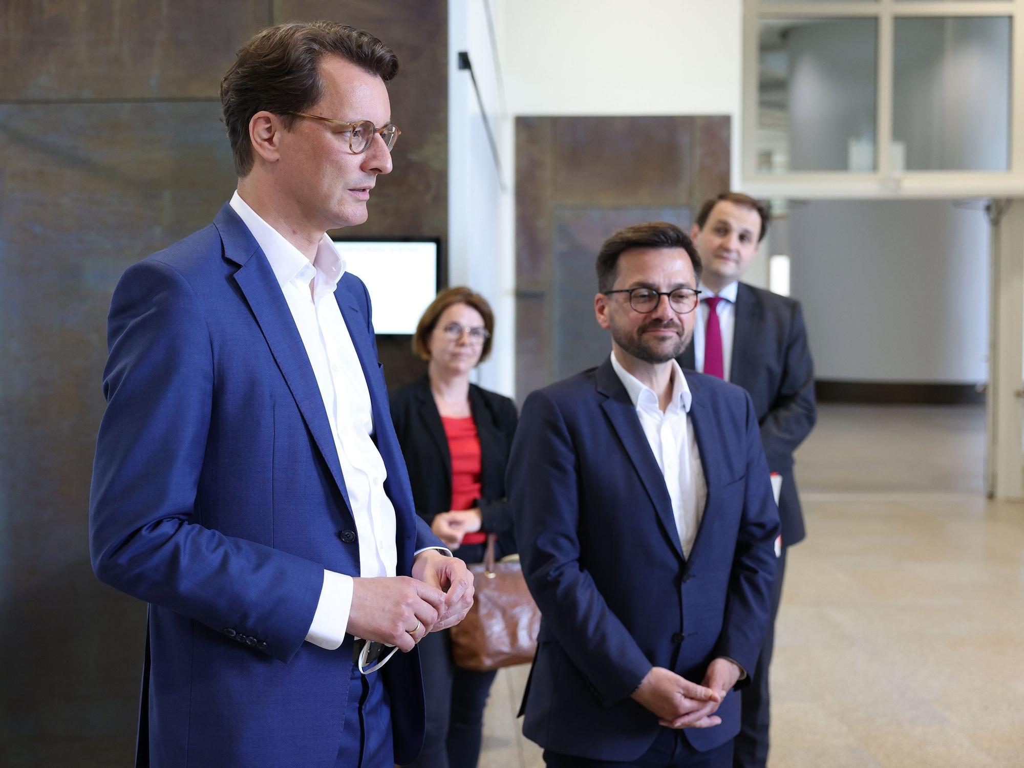 Ministerpräsident Hendrik Wüst und SPD-Landeschef Thomas Kutschaty stehen bei ihrem Treffen am 23. Mai 2022 nebeneinander.