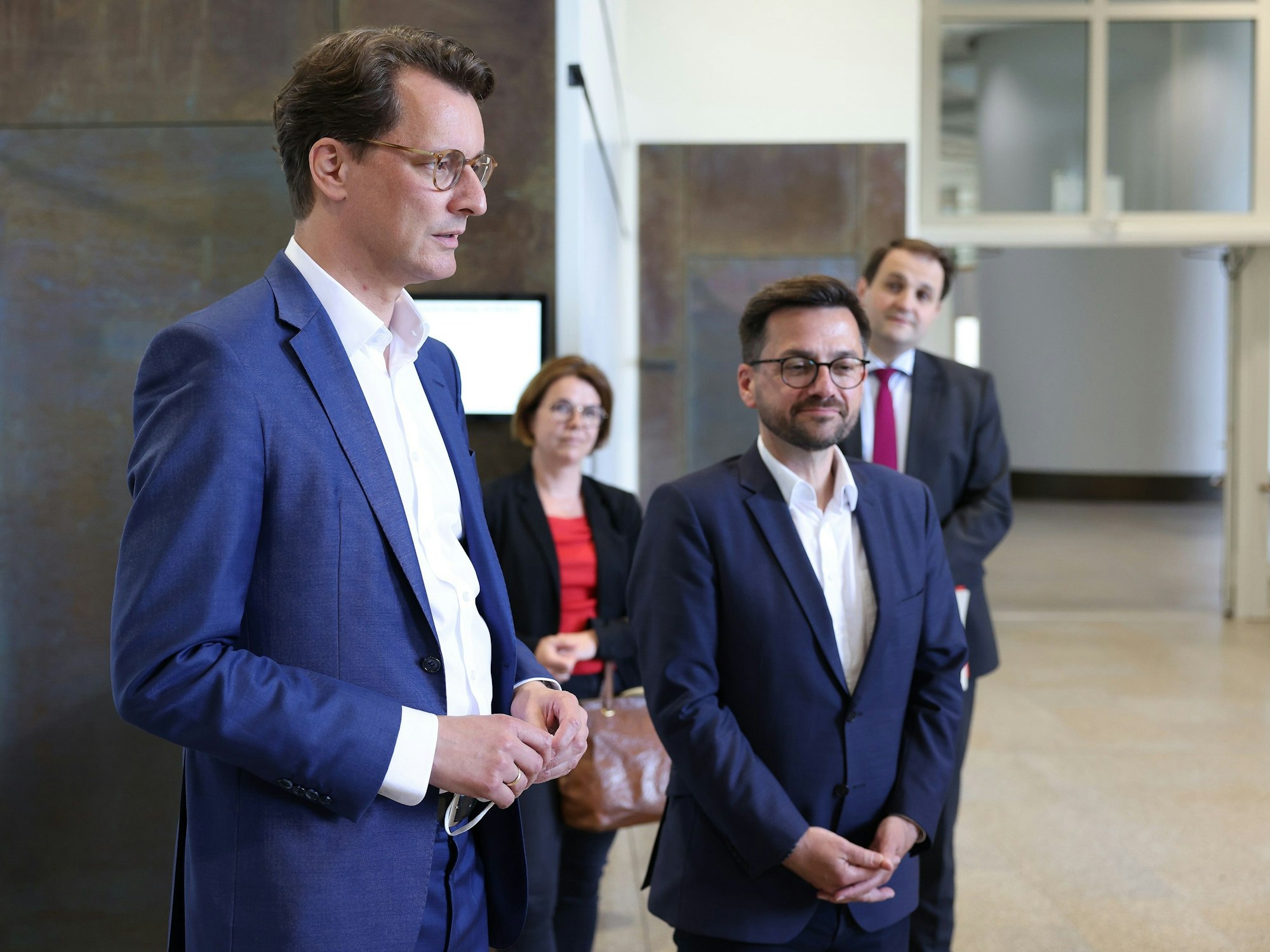 Ministerpräsident Hendrik Wüst und SPD-Landeschef Thomas Kutschaty stehen bei ihrem Treffen am 23. Mai 2022 nebeneinander.