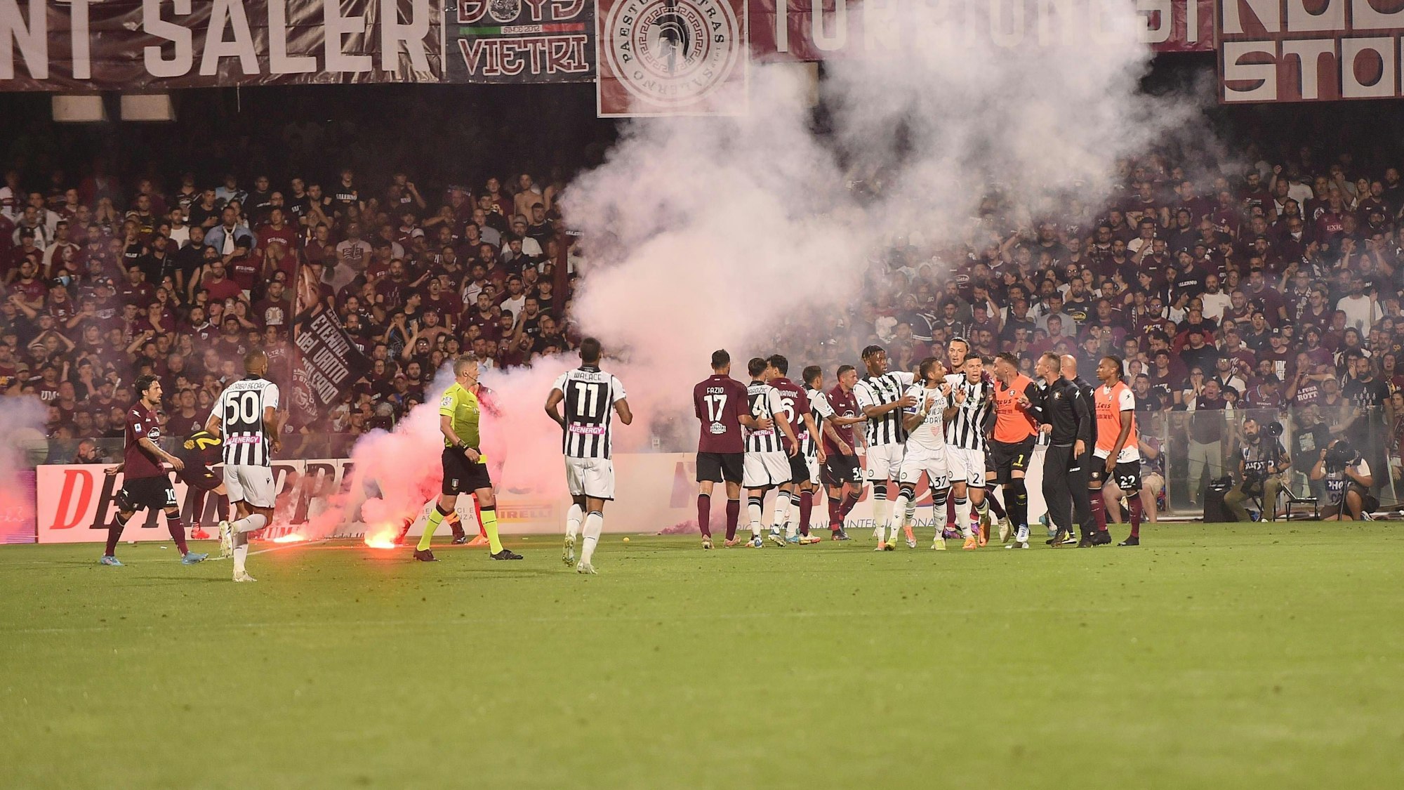 Die von Fans geworfenen Rauchbomben liegen auf dem Spielfeld.