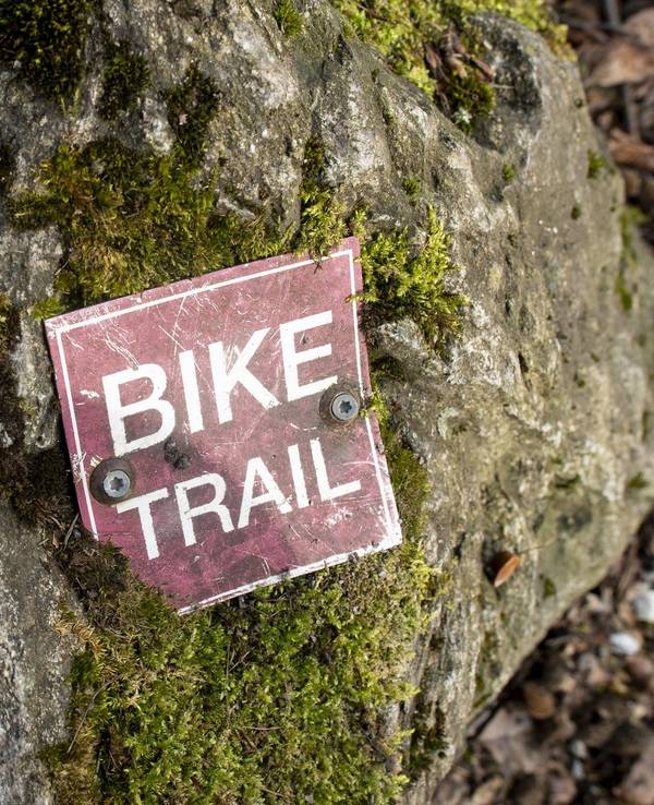 Ein Schild mit der Aufschrift «Bike Trail» (Fahrradweg) liegt auf einer Trail-Strecke in Zürich.