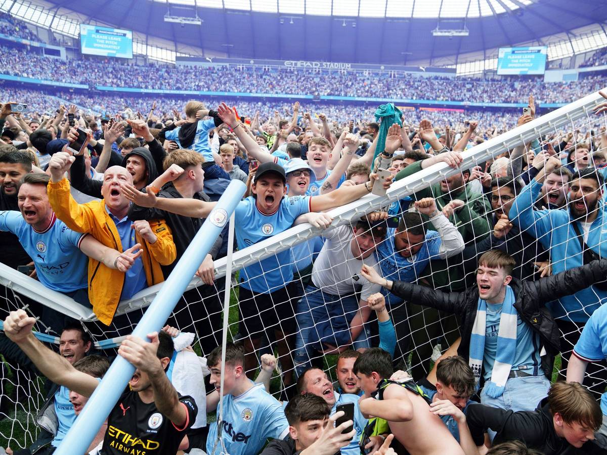 Fans von Manchester City beim Platzsturm nach der gewonnenen Meisterschaft am 22. Mai 2022.