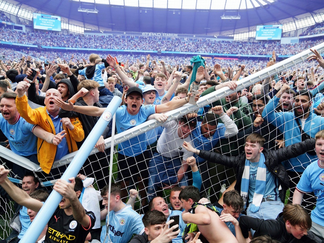 Fans von Manchester City beim Platzsturm nach der gewonnenen Meisterschaft am 22. Mai 2022.