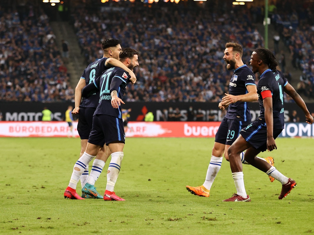 Herthas Marvin Plattenhardt (2.v.l) jubelt zusammen mit seinen Hertha-Teamkollegen nach seinem Treffer zum 0:2 gegen den HSV am 23. Mai 2022.