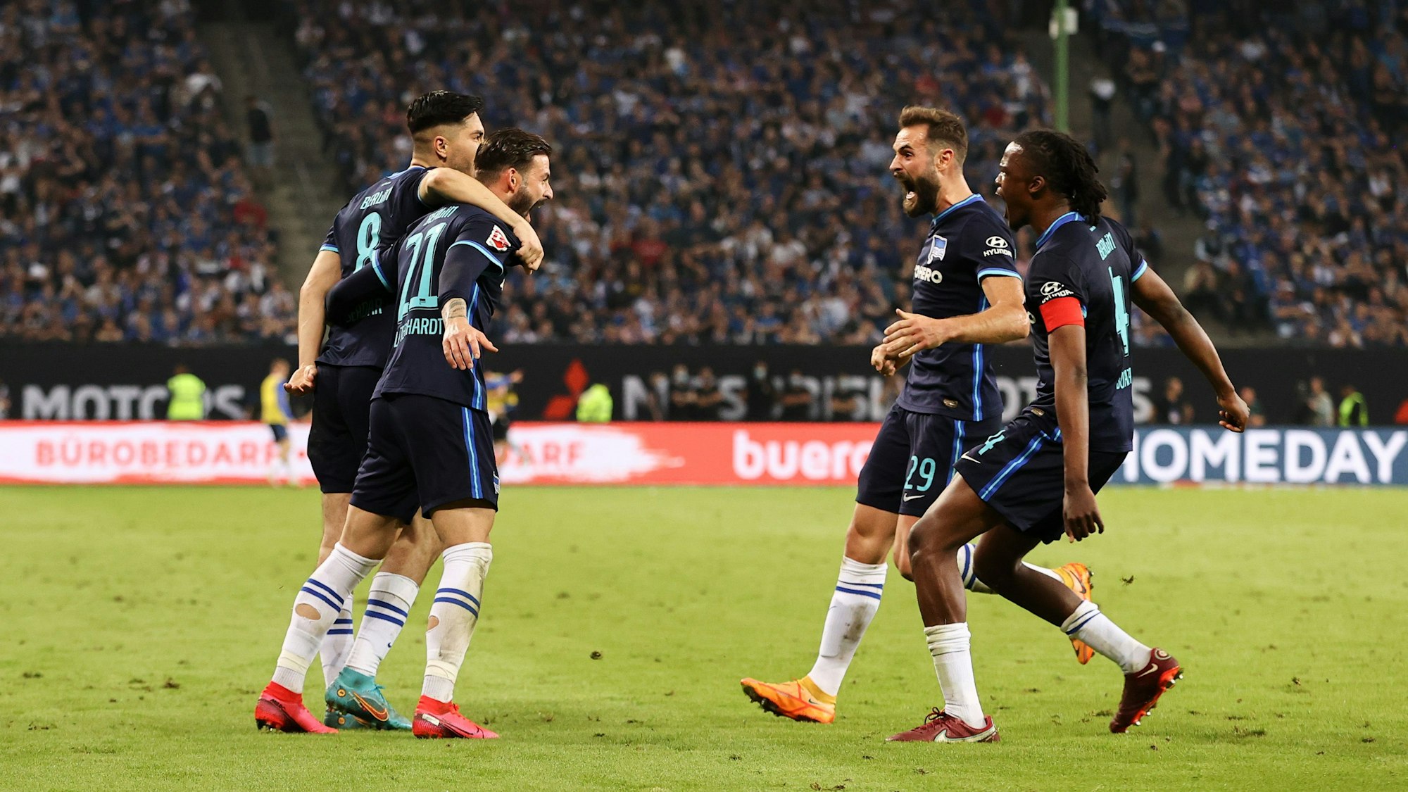Herthas Marvin Plattenhardt (2.v.l) jubelt zusammen mit seinen Hertha-Teamkollegen nach seinem Treffer zum 0:2 gegen den HSV am 23. Mai 2022.