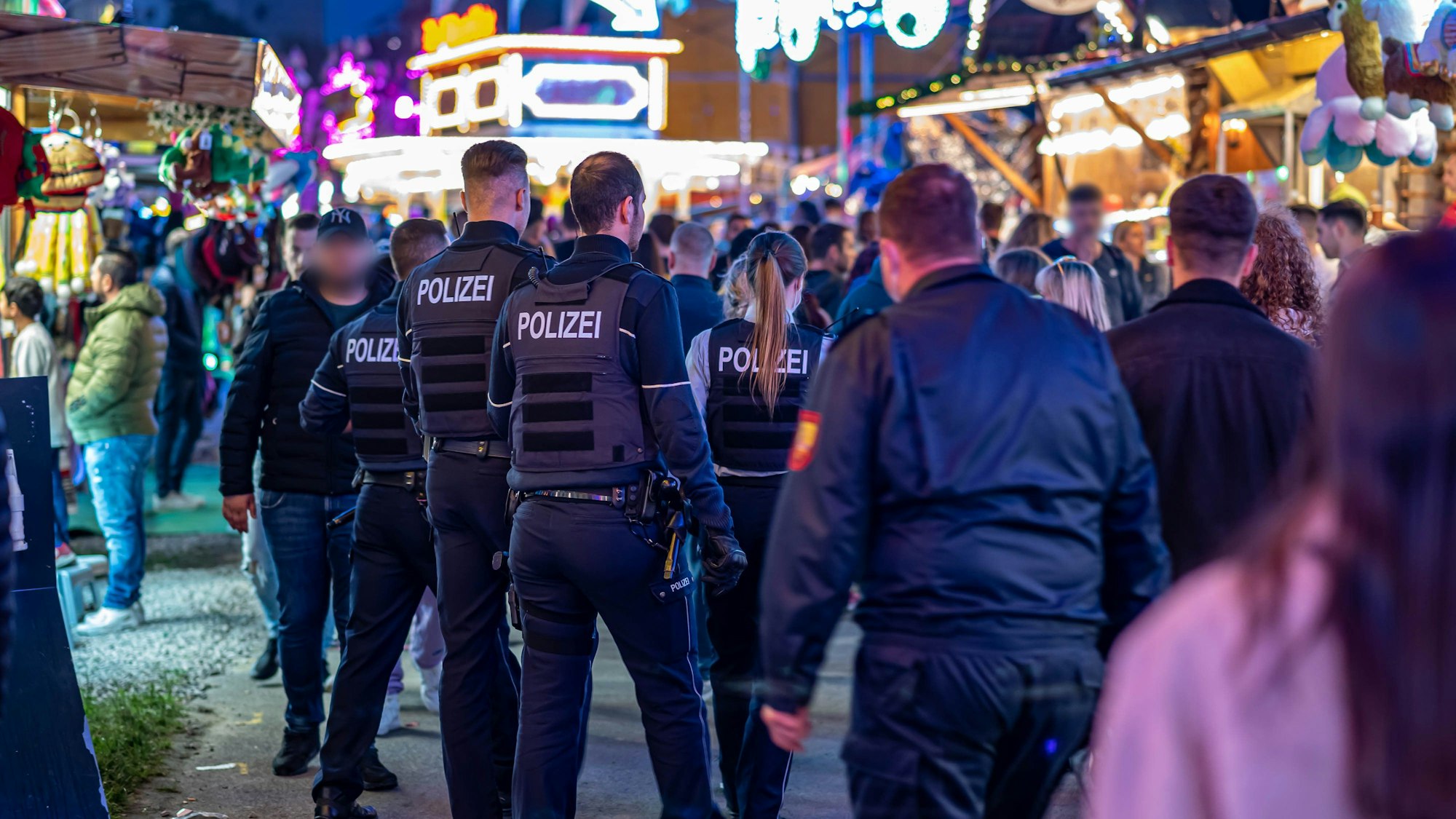 Die Polizei am Sonntag, 22. Mai 2022, im Einsatz auf der Kirmes in Lüdenscheid.