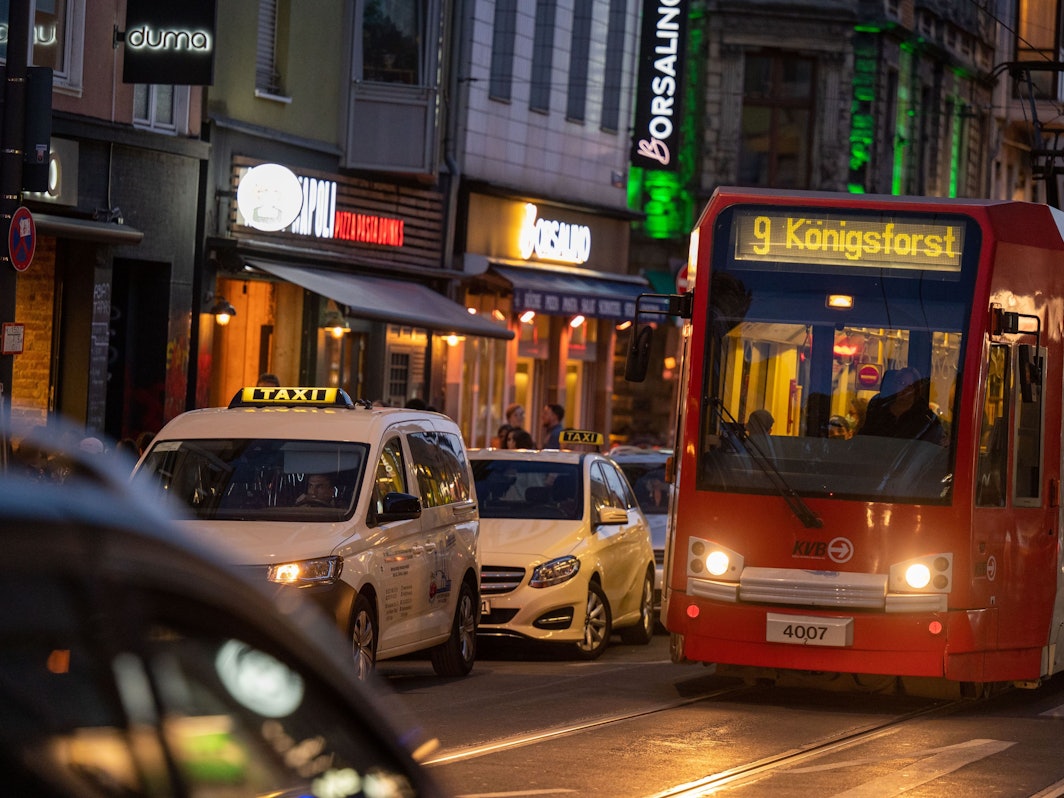 In der Zülpicher Straße sind Taxis und Straßenbahnen unterwegs.