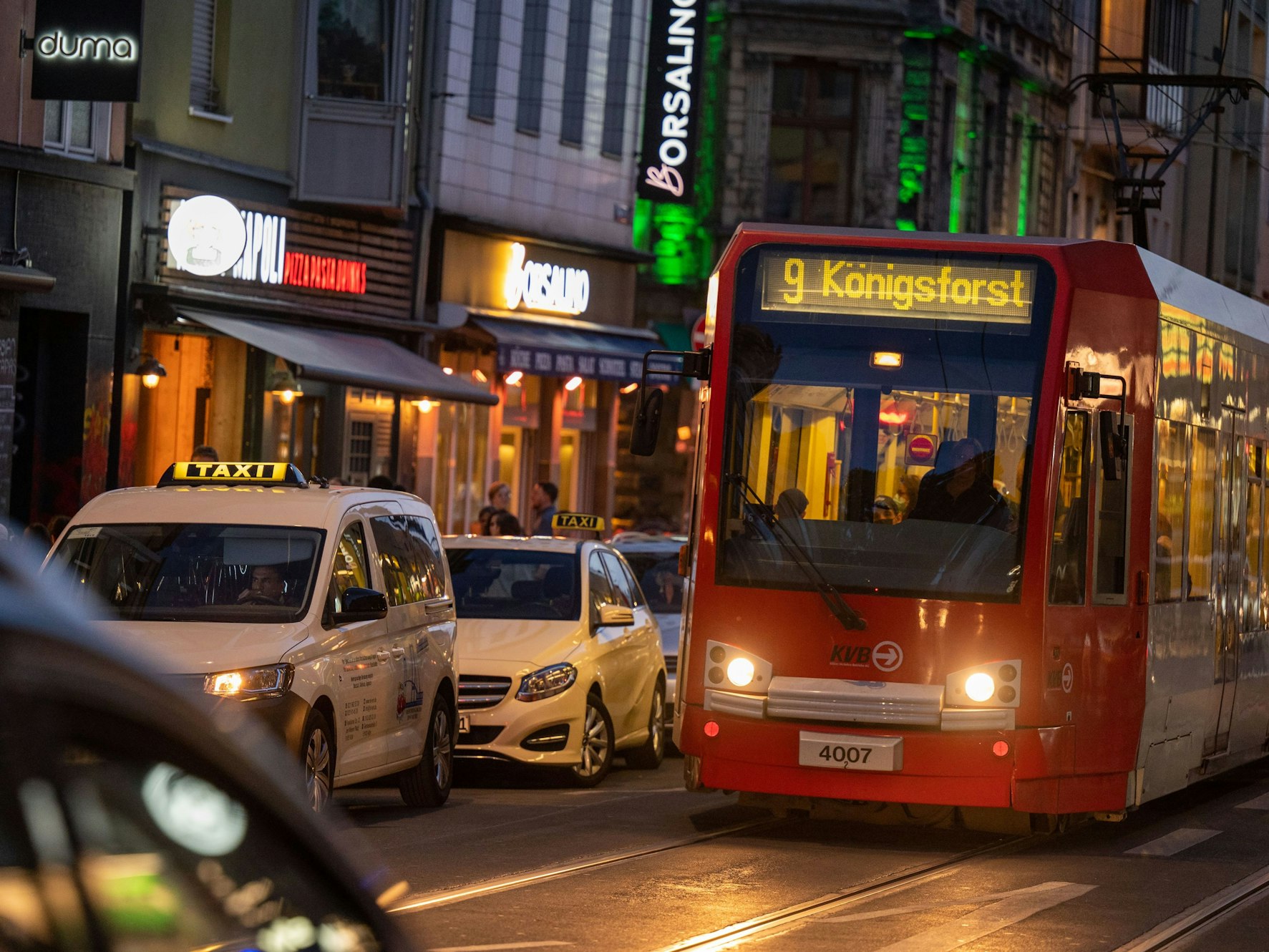 In der Zülpicher Straße sind Taxis und Straßenbahnen unterwegs.