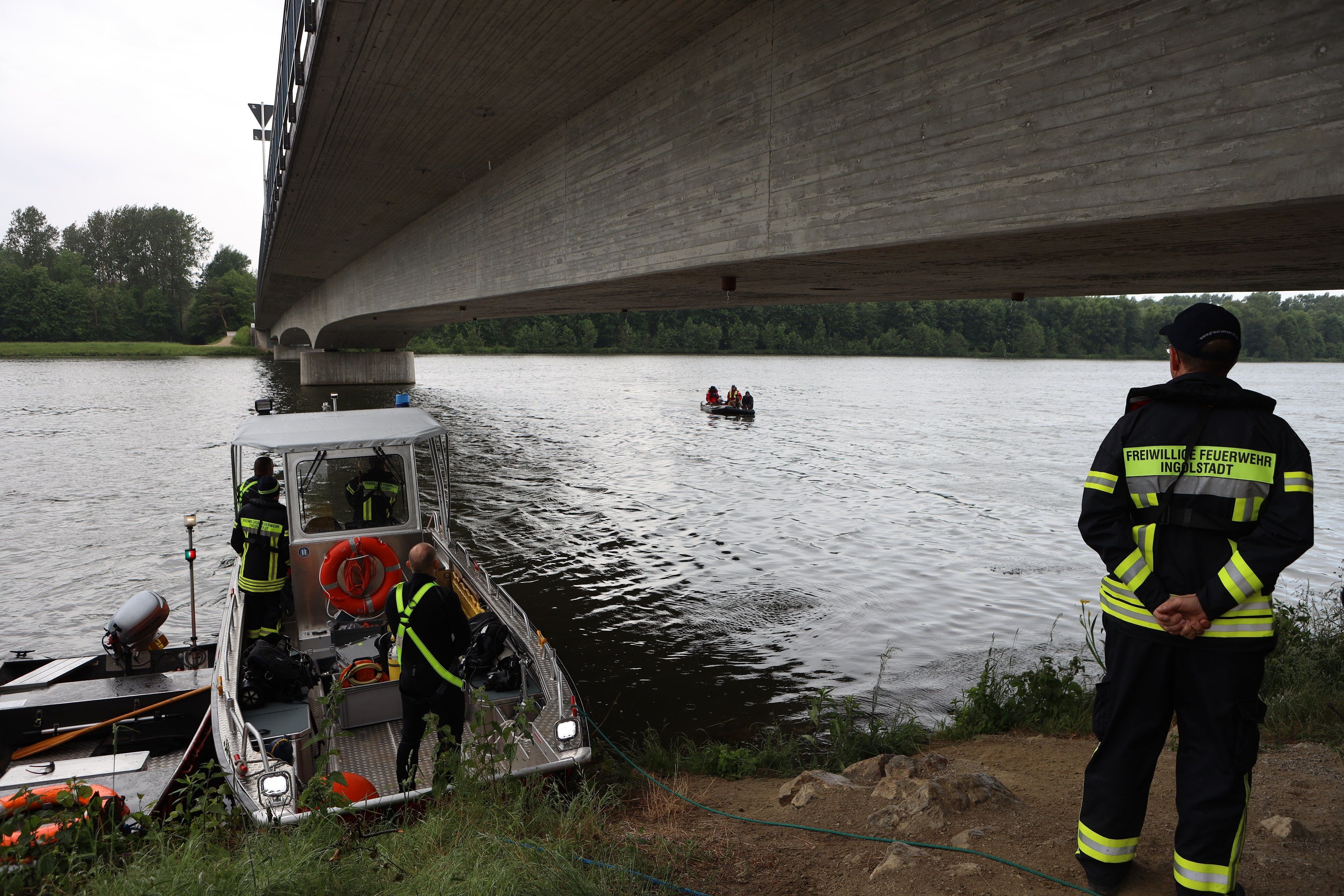 Rettungskräfte stehen am 23. Mai 2022 am Ufer der Donau in Oberbayern. Einige Kilometer flussabwärts wurde vor wenigen Tagen eine Kinderleiche aus dem Fluss geborgen.