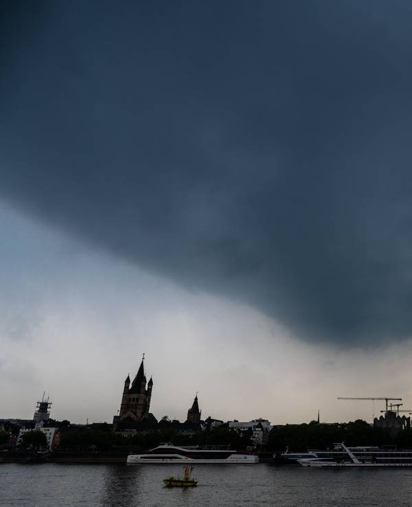 Dunkle Gewitterwolken ziehen über dem Kölner Dom auf.