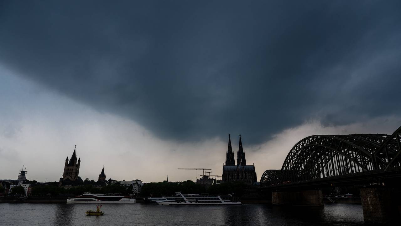 Dunkle Gewitterwolken ziehen über dem Kölner Dom auf.