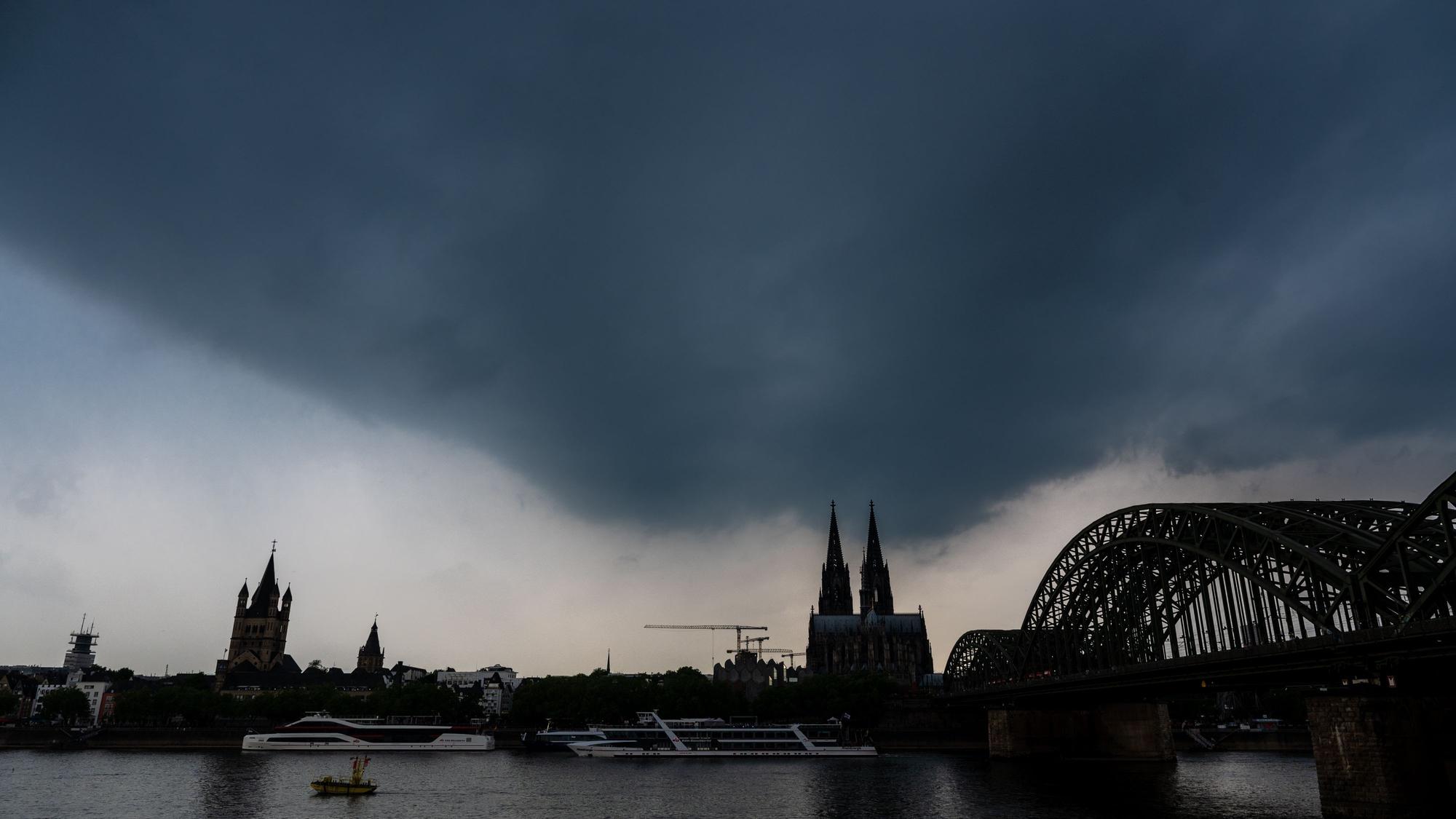 Dunkle Gewitterwolken ziehen über dem Kölner Dom auf.