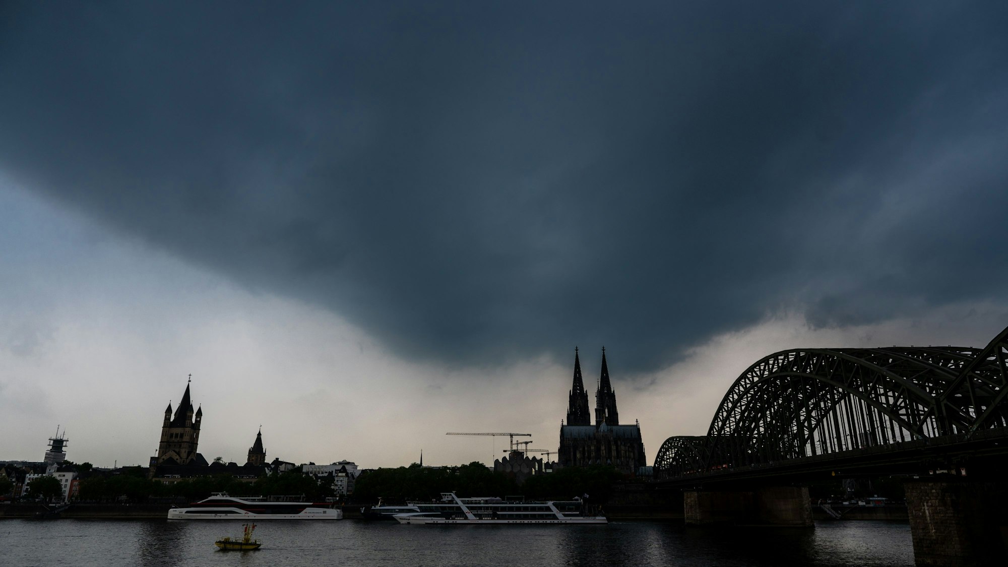 Dunkle Gewitterwolken ziehen über dem Kölner Dom auf.