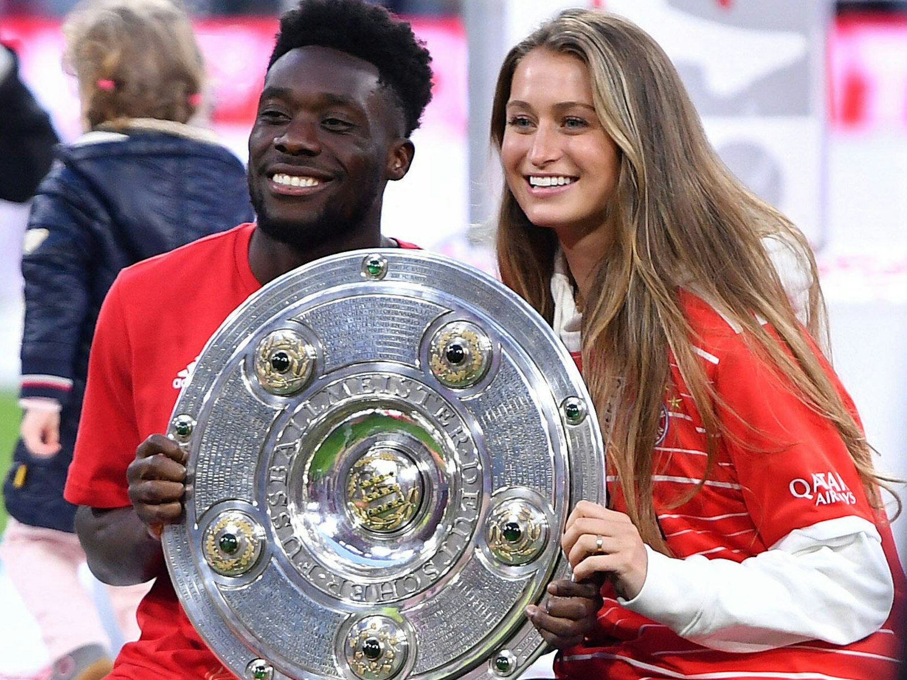 Alphonso Davies und Jordyn Huitema posieren mit der Meisterschale.
