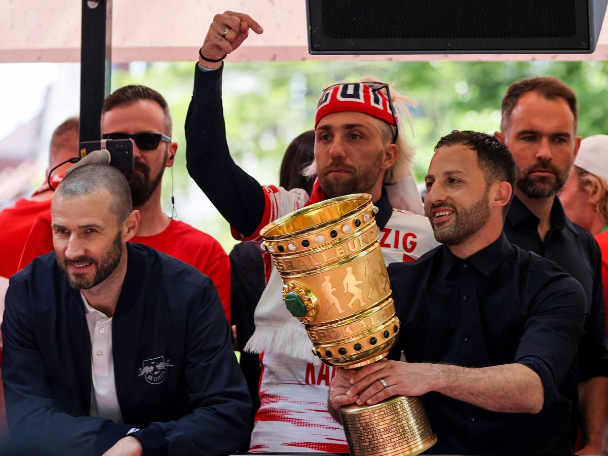 RB Leipzig ist DFB-Pokalsieger 2022. Kevin Kampl (M.), hier beim gemeinsamen Feiern mit Coach Domenico Tedesco (r.).