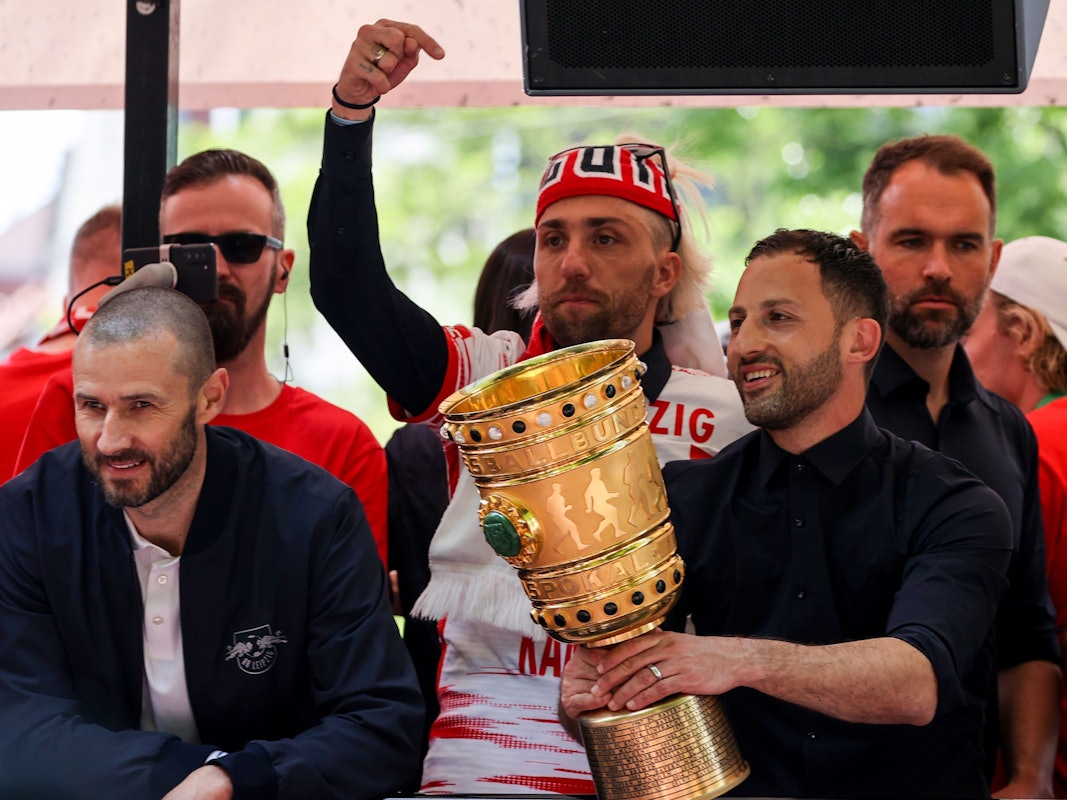 RB Leipzig ist DFB-Pokalsieger 2022. Kevin Kampl (M.), hier beim gemeinsamen Feiern mit Coach Domenico Tedesco (r.).