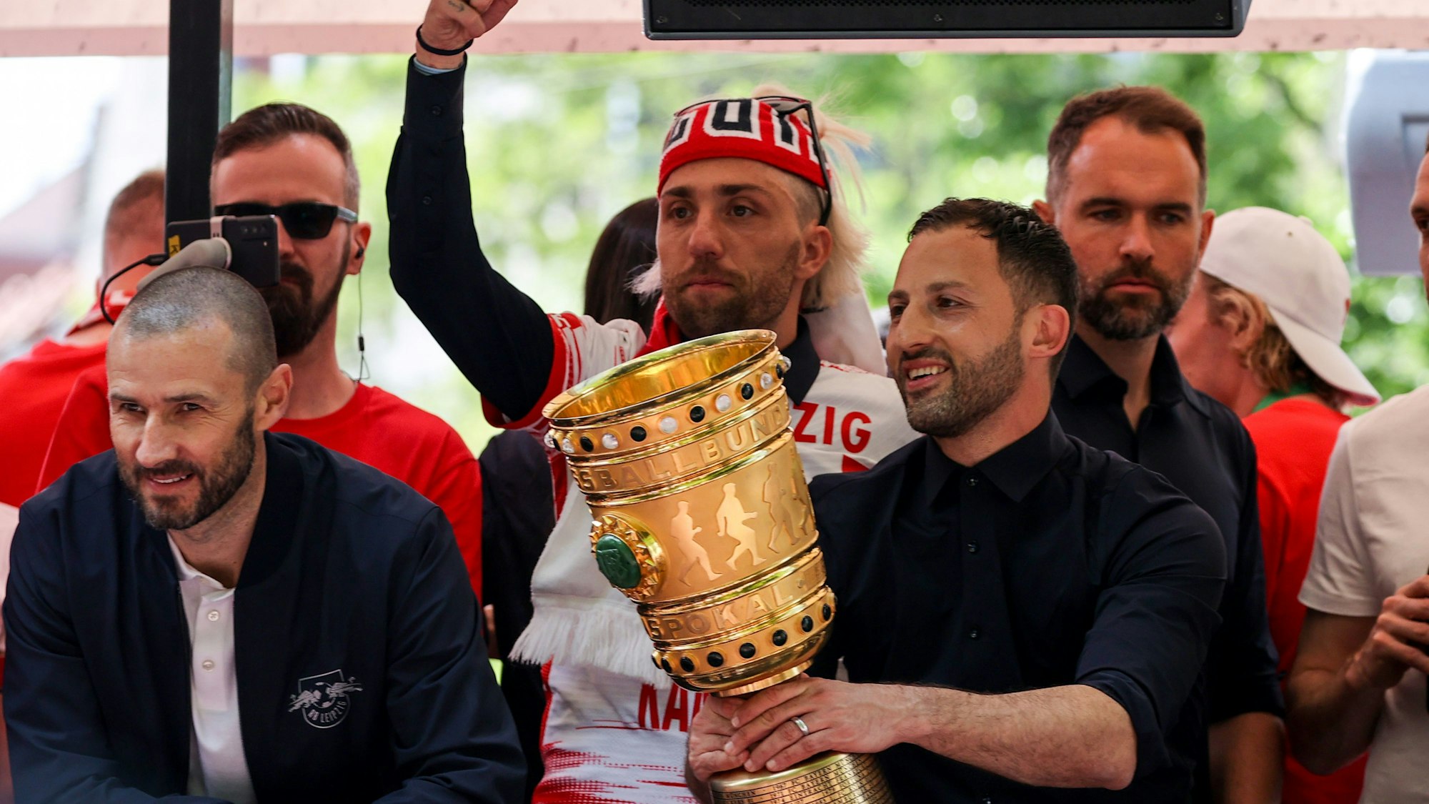 RB Leipzig ist DFB-Pokalsieger 2022. Kevin Kampl (M.), hier beim gemeinsamen Feiern mit Coach Domenico Tedesco (r.).