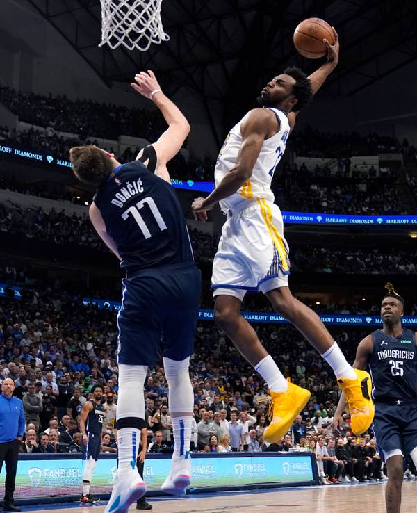 Andrew Wiggins von den Golden State Warriors mit einem Dunk über Luka Doncic von den Dallas Mavericks am 22. Mai 2022.