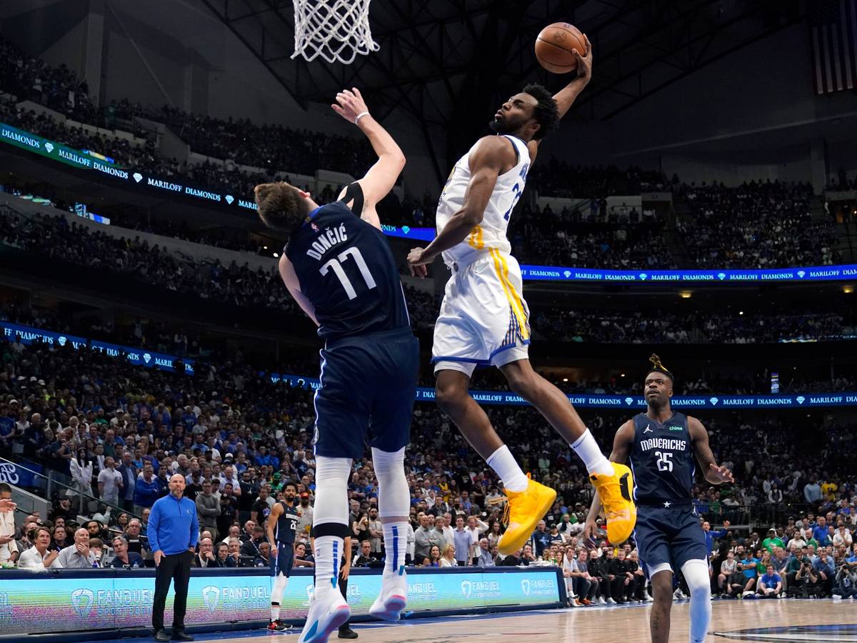 Andrew Wiggins von den Golden State Warriors mit einem Dunk über Luka Doncic von den Dallas Mavericks am 22. Mai 2022.