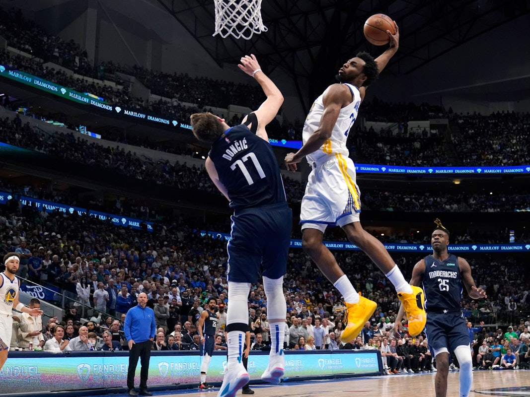 Andrew Wiggins von den Golden State Warriors mit einem Dunk über Luka Doncic von den Dallas Mavericks am 22. Mai 2022.