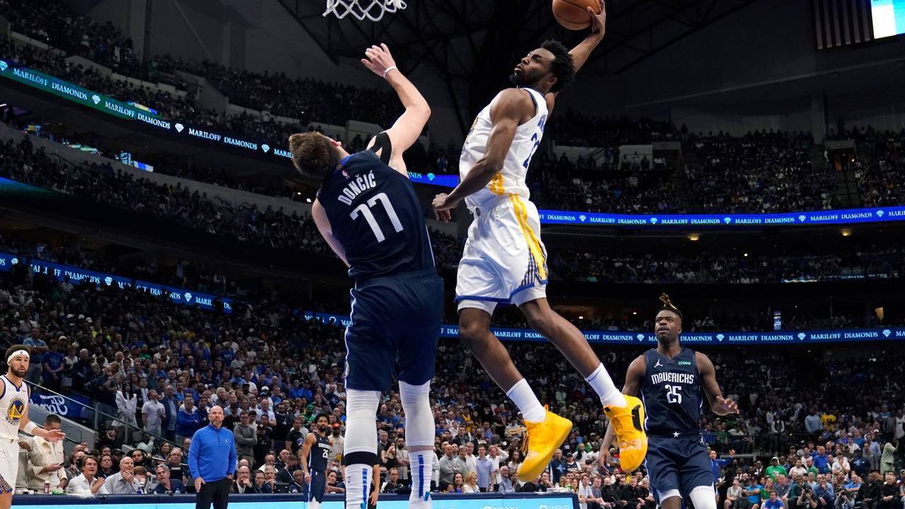 Andrew Wiggins von den Golden State Warriors mit einem Dunk über Luka Doncic von den Dallas Mavericks am 22. Mai 2022.