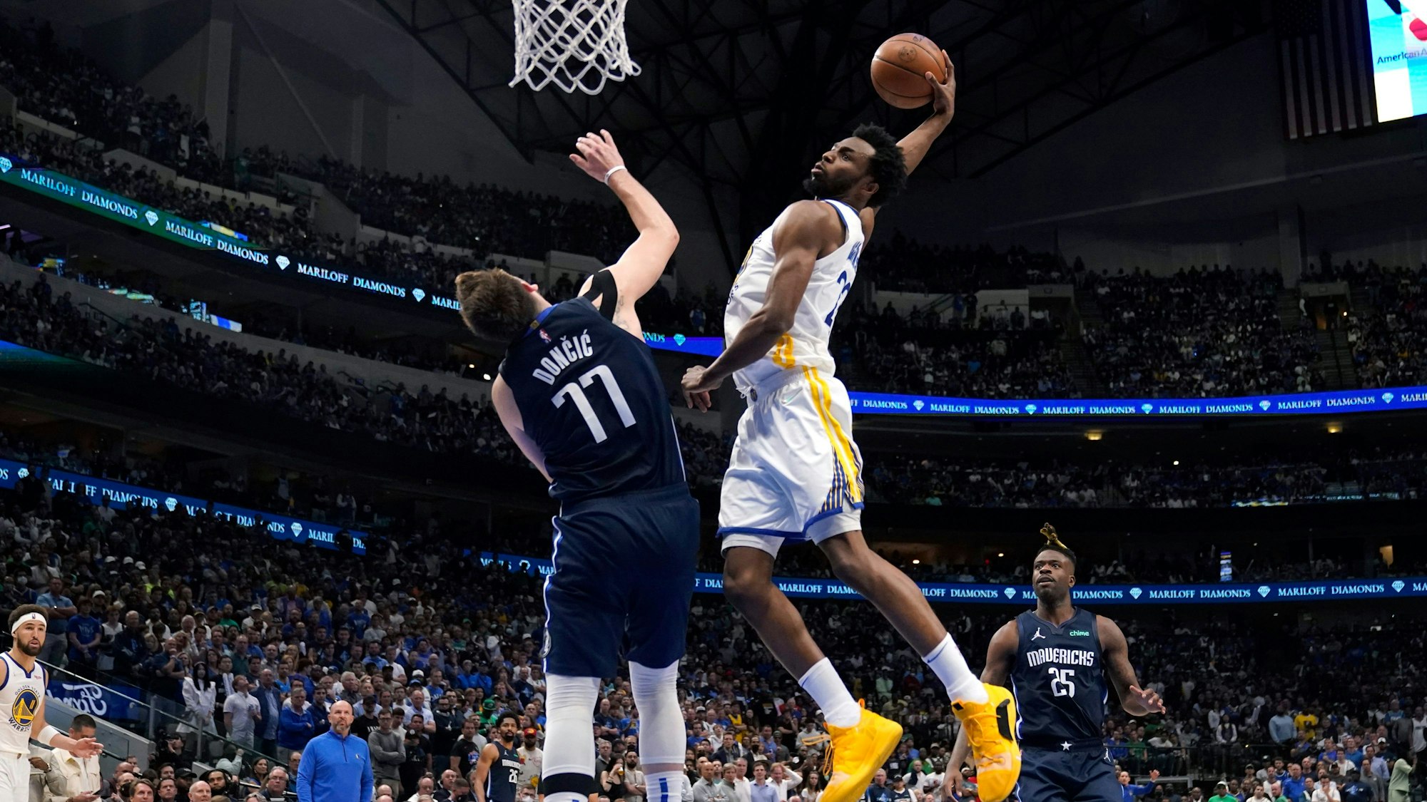 Andrew Wiggins von den Golden State Warriors mit einem Dunk über Luka Doncic von den Dallas Mavericks am 22. Mai 2022.