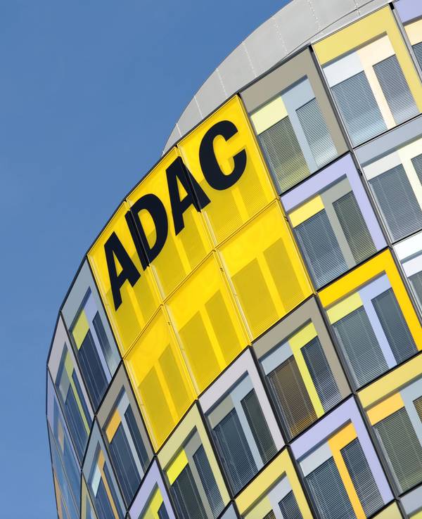 Das Logo des ADAC ist im Februar 2014 an der Zentrale in München (Bayern) zu sehen.