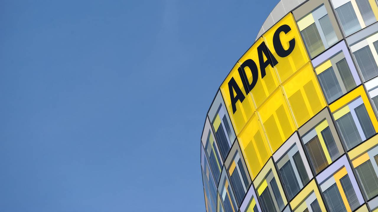 Das Logo des ADAC ist im Februar 2014 an der Zentrale in München (Bayern) zu sehen.