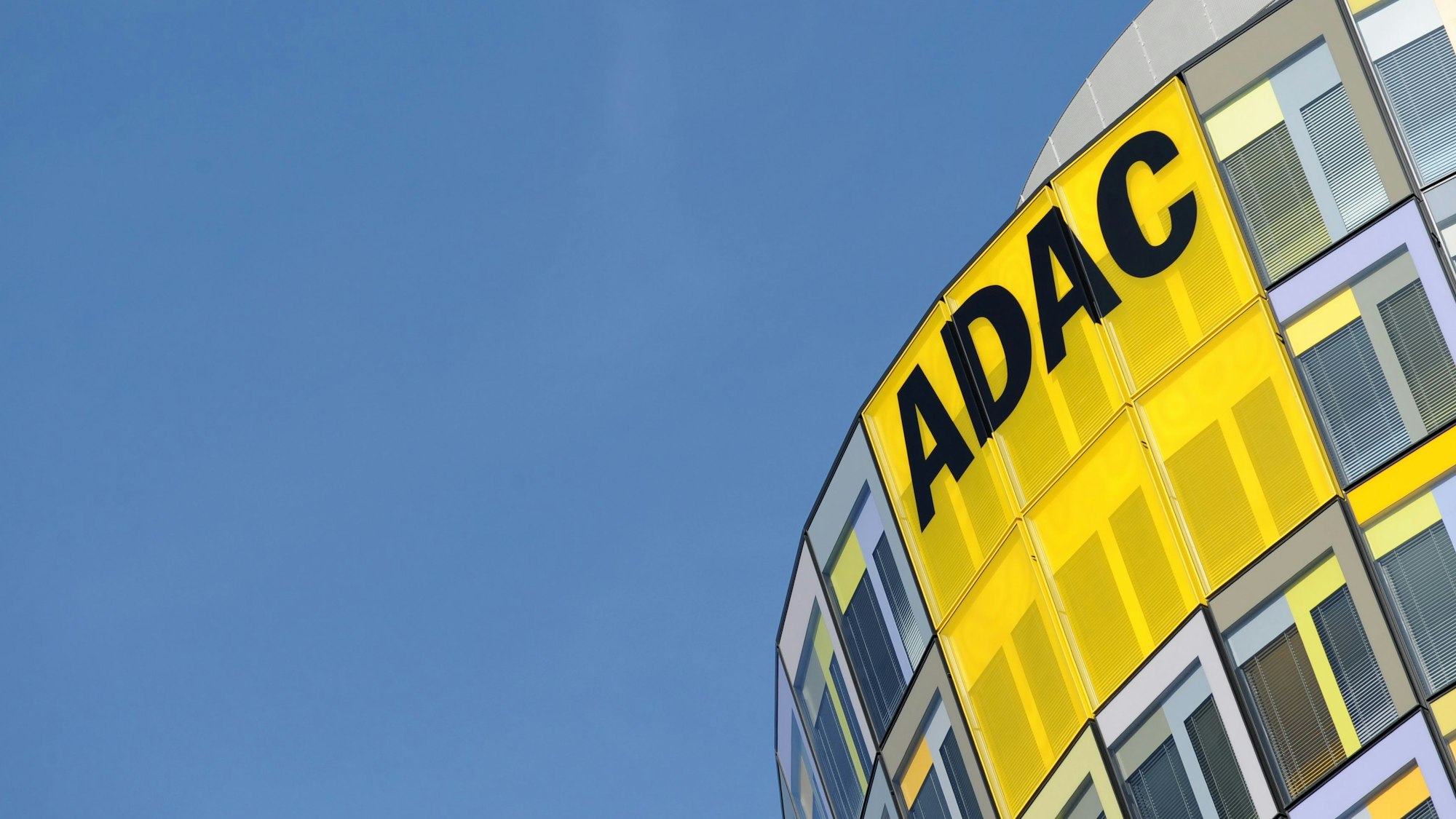 Das Logo des ADAC ist im Februar 2014 an der Zentrale in München (Bayern) zu sehen.