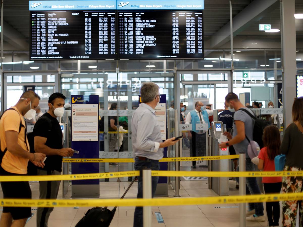 30.07.2021, Köln: Warteschlangen im Terminal 1 des Köln Bonner Flughafens. Wegen Corona und der Kurzarbeit beim Sicherheitspersonals wurden alle Abflüge von Terminal 2 ins Terminal 1 verlagert. Foto: Arton Krasniqi