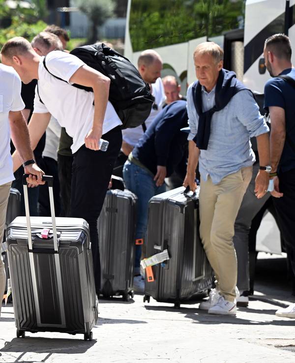DFB-Coach Hansi Flick, hier vor dem Teamhotel in Marbella (Spanien) am 23. Mai 2022, flog mit der Nationalmannschaft zum Mini-Trainingslager.