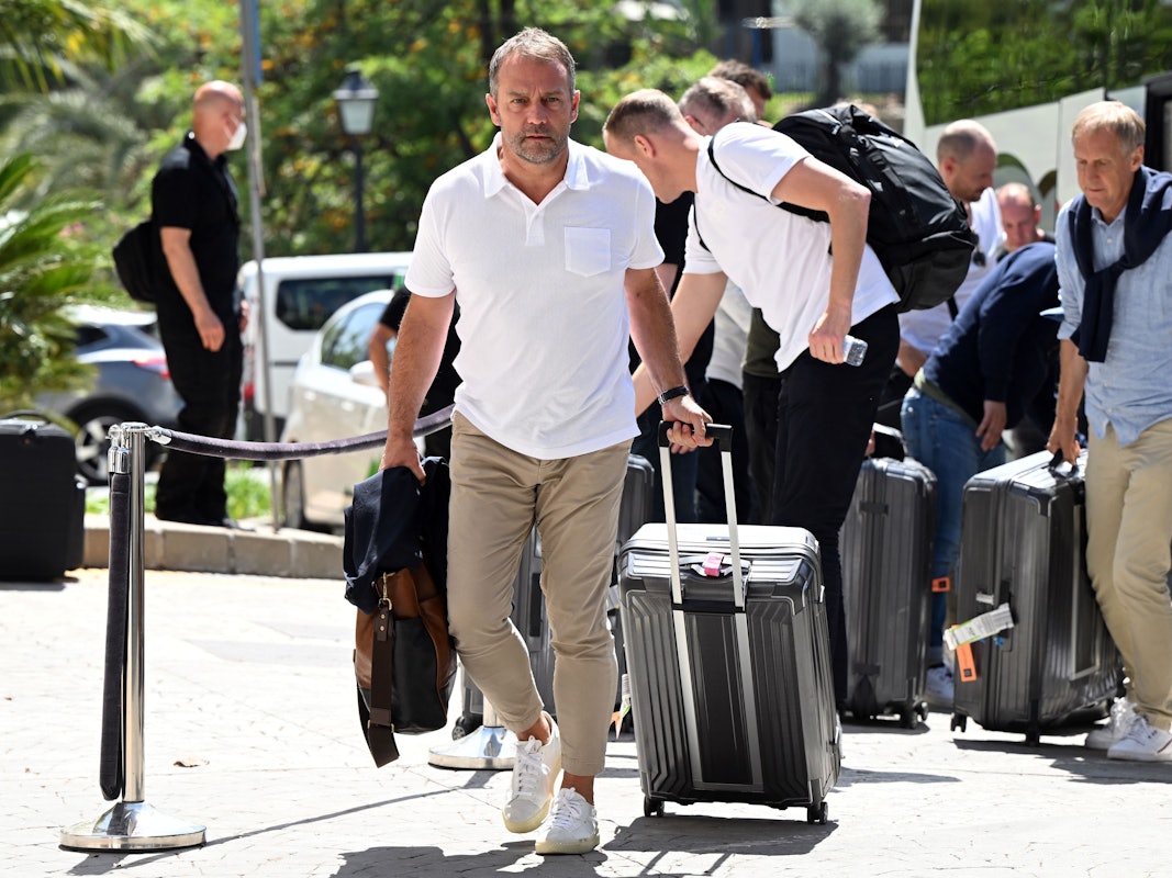 DFB-Coach Hansi Flick, hier vor dem Teamhotel in Marbella (Spanien) am 23. Mai 2022, flog mit der Nationalmannschaft zum Mini-Trainingslager.