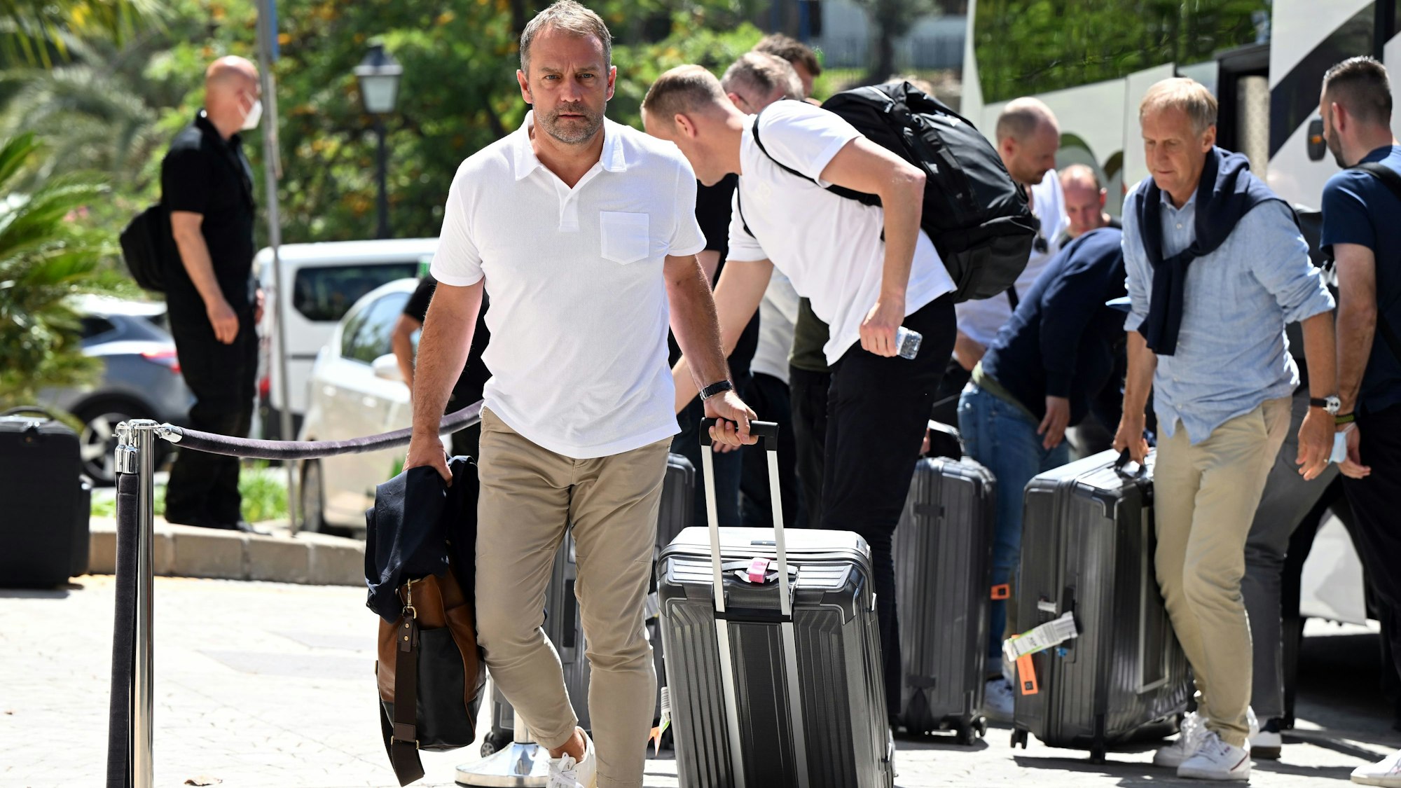 DFB-Coach Hansi Flick, hier vor dem Teamhotel in Marbella (Spanien) am 23. Mai 2022, flog mit der Nationalmannschaft zum Mini-Trainingslager.