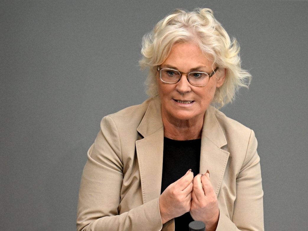 Verteidigungsministerin Christine Lambrecht, hier bei einer Rede im Bundestag am 11. Mai 2022, steht in der Kritik.