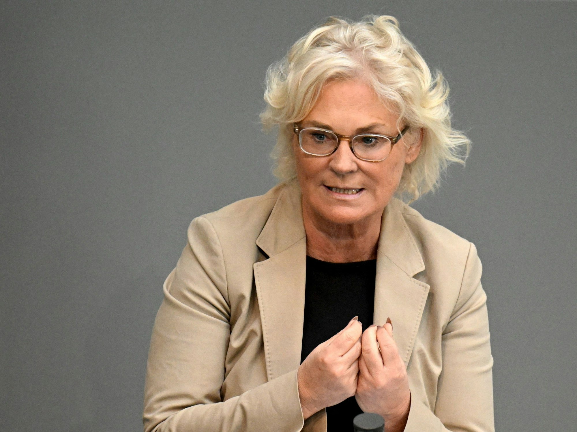 Verteidigungsministerin Christine Lambrecht, hier bei einer Rede im Bundestag am 11. Mai 2022, steht in der Kritik.