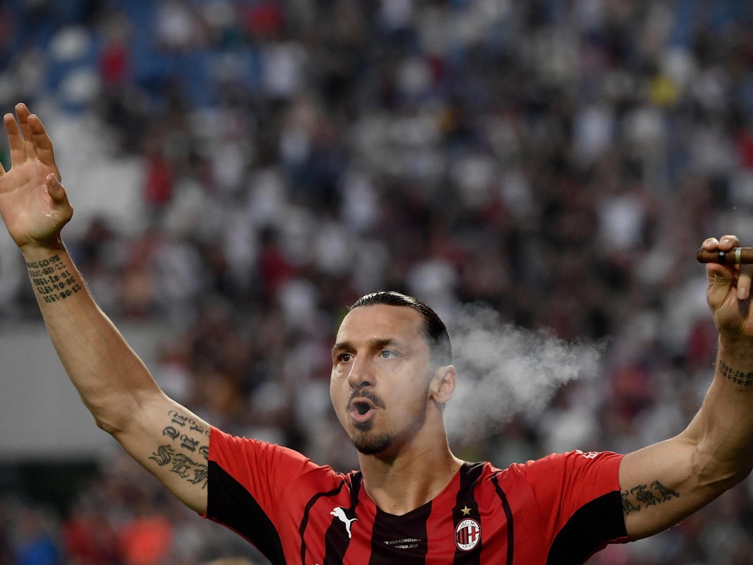 Zlatan Ibrahimovic feiert den Titelgewinn seines AC Milan mit einer Zigarre.